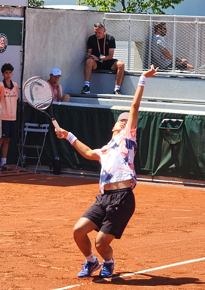 [파리=뉴시스] 김희준 기자 = 프랑스오픈 테니스대회 주니어 남자 단식 본선 1회전에 나선 노호영. 2023.06.04 jinxijun@newsis.com