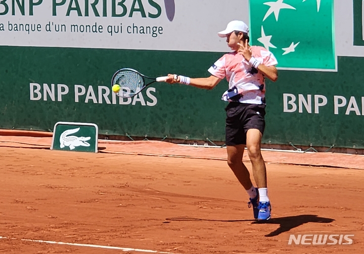 [파리=뉴시스] 김희준 기자 = 프랑스오픈 테니스대회 주니어 남자 단식 본선 1회전에 나선 노호영. 2023.06.04 jinxijun@newsis.com