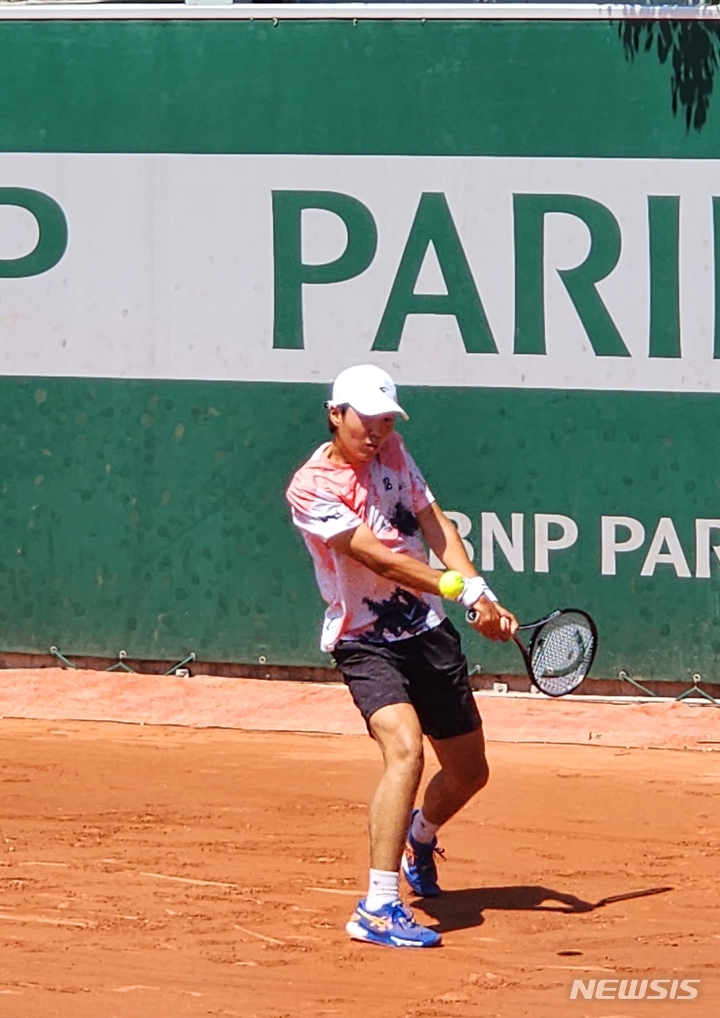 [파리=뉴시스] 김희준 기자 = 프랑스오픈 테니스대회 주니어 남자 단식 본선 1회전에 나선 노호영. 2023.06.04 jinxijun@newsis.com