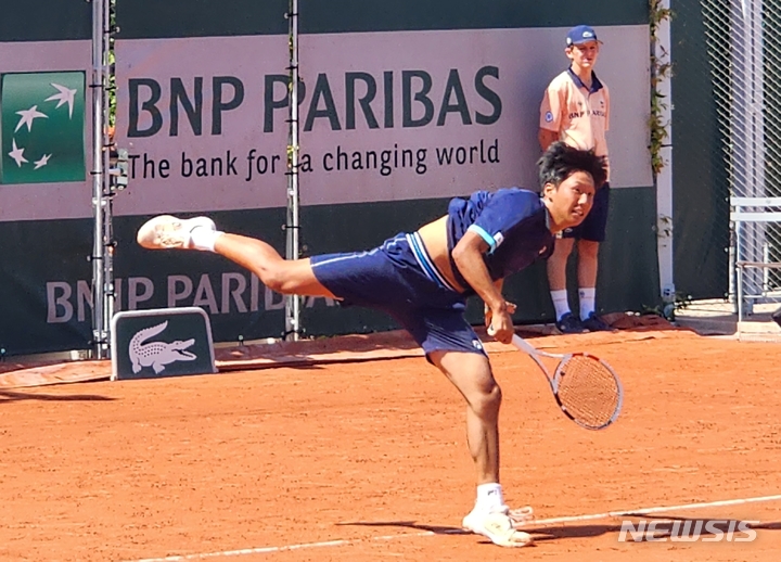 [파리=뉴시스] 김희준 기자 = 프랑스오픈 테니스대회 주니어 남자 단식 본선 1회전에 나선 김장준. 2023.06.04 jinxijun@newsis.com