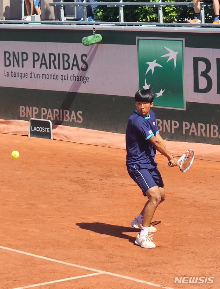 [파리=뉴시스] 김희준 기자 = 프랑스오픈 테니스대회 주니어 남자 단식 본선 1회전에 나선 김장준. 2023.06.04 jinxijun@newsis.com