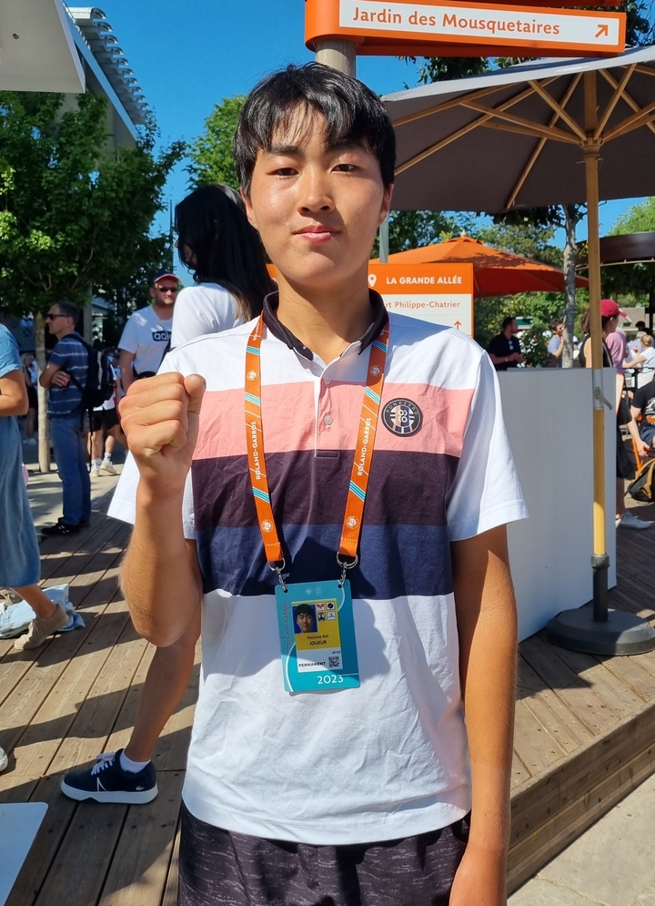 [서울=뉴시스] 프랑스오픈 테니스대회 주니어 남자 단식 1회전 마친 노호영. (사진 = 대한테니스협회 제공) *재판매 및 DB 금지