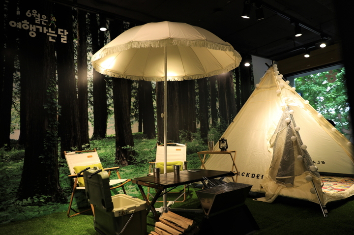 이마트24 삼청동점 내부 캠핑 체험존 이미지(사진=이마트 24 제공) *재판매 및 DB 금지