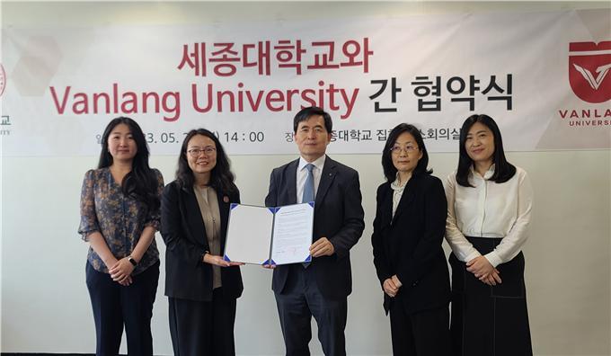 [서울=뉴시스] 세종대와 반랑대 업무협약 체결식에서 관계자들이 기념 촬영하고 있다. (사진=세종대 제공) *재판매 및 DB 금지 *재판매 및 DB 금지