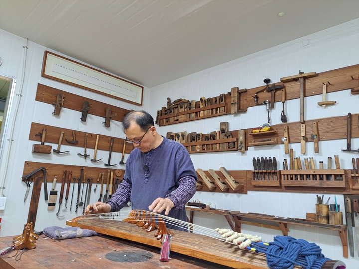 [서울=뉴시스] 악기장(현악기 제작) 보유자 인정 예고_조준석 씨 (사진=문화재청 제공) 2023.06.05. photo@newsis.com *재판매 및 DB 금지