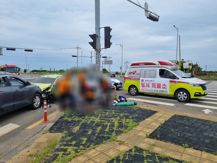 [제주=뉴시스] 오영재 기자 = 4일 오후 제주 서귀포시 대정읍의 한 교차로에서 차량 3대가 충돌하는 사고가 발생해 소방당국이 수습에 나서고 있다. (사진=제주서부소방서 제공) 2023.06.05. photo@newsis.com&nbsp; *재판매 및 DB 금지
