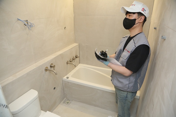 [서울=뉴시스] 한샘 욕실 리모델링 현장에서 공사감리를 진행하는 PM의 모습. (사진=한샘 제공) 2023.06.05. photo@newsis.com&nbsp; *재판매 및 DB 금지