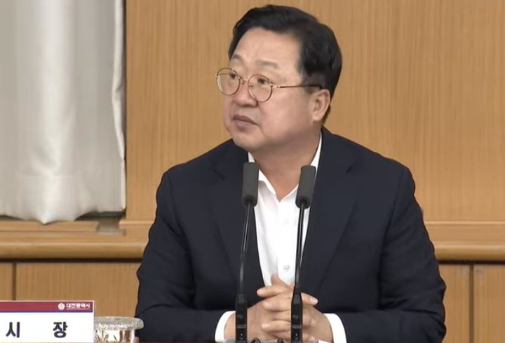 [대전=뉴시스] 조명휘 기자 = 이장우 대전시장이 5일 오전 시청 대회의실에서 확대간부회의를 주재하고 있다. 2023.06.05. photo@newsis.com *재판매 및 DB 금지
