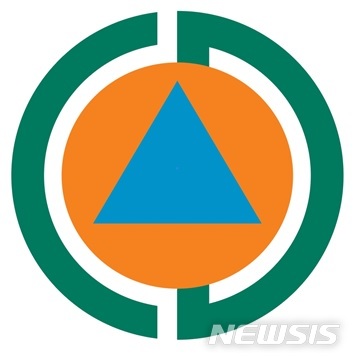 [세종=뉴시스] 국제 표준화에 맞춰 개편된 민방위 표지장. (자료= 행정안전부 제공)