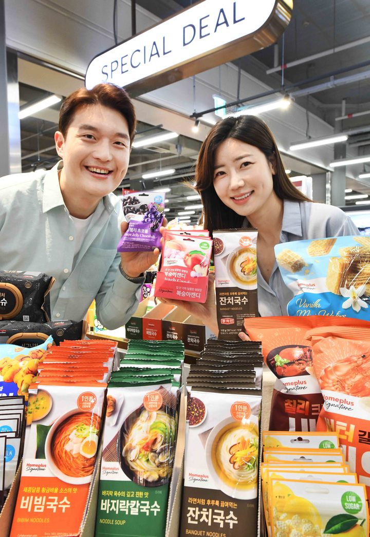  4일 ‘홈플러스 메가푸드마켓’ 강서점에서 모델들이 PB 브랜드 ‘홈플러스시그니처’ 인기 상품을 선보이고 있다.(사진=홈플러스 제공) *재판매 및 DB 금지