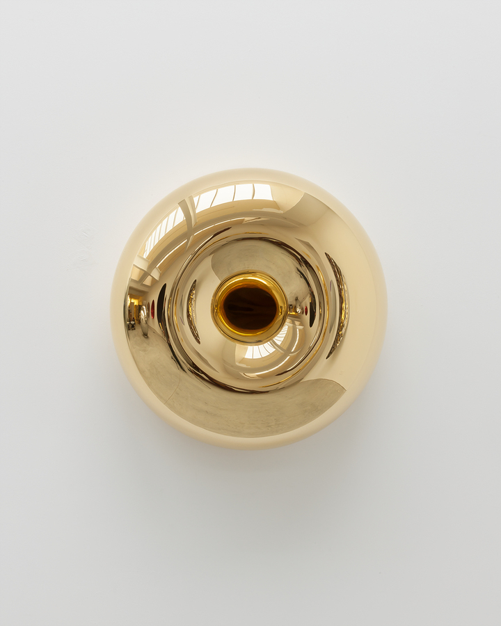 아니쉬 카푸어, 〈Glove〉 2013 Fiberglass, bronze and gold 75.3 x 75.3 x 26 cm Courtesy of the artist and Kukje Gallery 이미지 제공: 국제갤러리&nbsp; *재판매 및 DB 금지