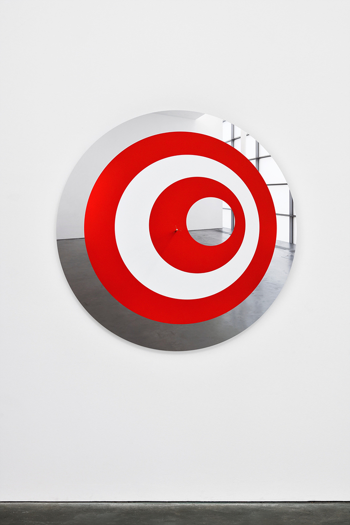 엘름그린 & 드라그셋 〈On Target, Fig. 6〉 2022 Mirror-polished stainless steel, lacquer 130 x 130 x 42.3 cm, Ø130 cm Courtesy of the artists and Kukje Gallery 사진: Elmar Vestner 이미지 제공: 국제갤러리 *재판매 및 DB 금지
