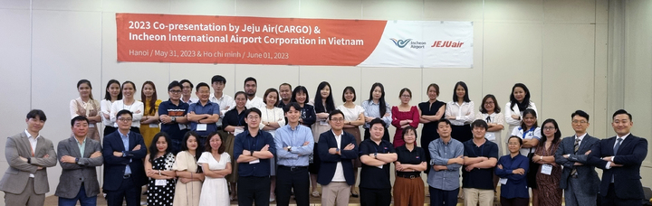 [서울=뉴시스] 홍찬선 기자 = 지난달 31일 베트남 하얏트 리젠시 웨스트 하노이 호텔에서 인천국제공항공사와 제주항공이 공동으로 진행한 ‘베트남 지역 항공화물 물동량 증대를 위한 공동 설명회’에서 김형일(앞줄 오른쪽에서 두 번째) 인천공항공사 물류영업팀장과 박지헌(왼쪽에서 두 번째) 제주항공 사업실장 및 관계자들이 기념촬영을 하고 있다. 2023.06.05.(사진=인천공항공사 제공) photo@newsis.com *재판매 및 DB 금지