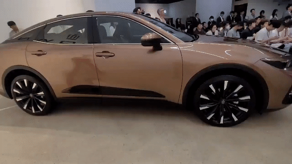 [서울=뉴시스] 강주희 기자 =&nbsp; 토요타코리아가 5일 서울 강남구 서울옥션 강남센터에서 토요타 플래그십 자동차 '16세대 크라운(CROWN)'의&nbsp; 2.4리터 듀얼 부스트 하이브리드 모델을 공개하고 있다. 2023.06.05. zooey@newsis.com *재판매 및 DB 금지 *재판매 및 DB 금지