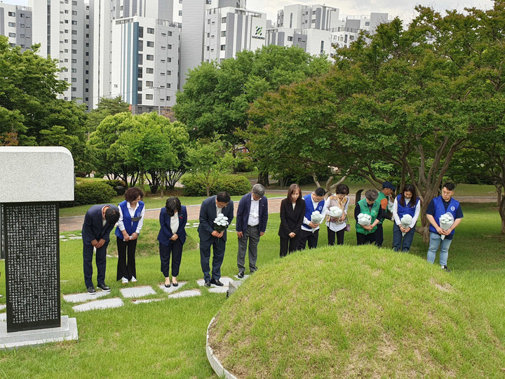 [대구소식]신암5동 주민자치위원회, 신암선열공원 조화 교체 등