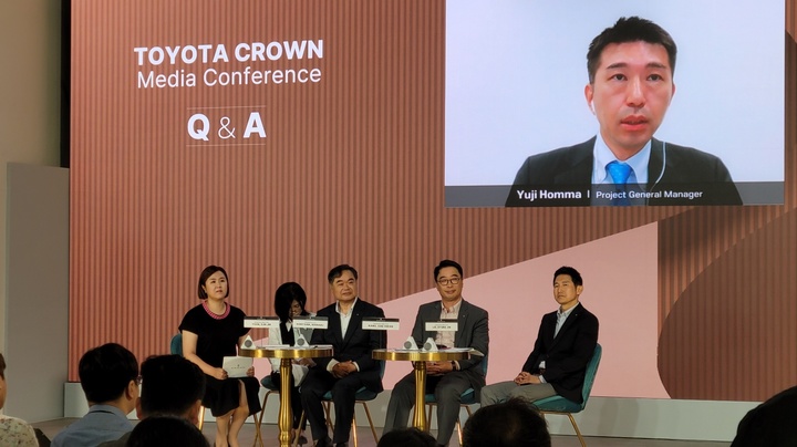 [서울=뉴시스] 강주희 기자 = 토요타코리아는 5일 서울 강남구 신사동 서울옥션 강남센터에서 크라운(CROWN)을 공식 출시했다. 좌측부터 콘야마 마나부 토요타코리아 사장, 강대환 상무, 이병진 기획 유닛 상무. 2023.06.05 zooey@newsis.com *재판매 및 DB 금지