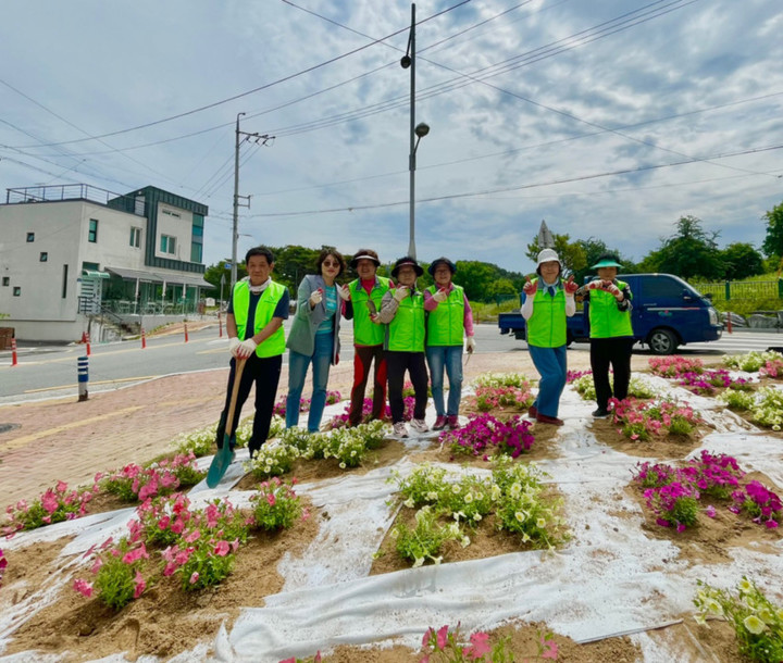 [대구소식]신암5동 주민자치위원회, 신암선열공원 조화 교체 등