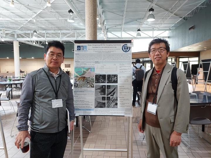 [영동=뉴시스] 안성수 기자 = 김진욱 연세대학교 교수와 성세제 영동군 경제과장이 지난달 말 미국 텍사스주 오스틴에서 개최된 제60회 미국 점토광물학회에서 영동일라이트의 새로운 표준 시료 가능성이 제시한 뒤 기념촬영을 하고 있다. 일라이트가 표준 시료에 등재되면 국제적인 연구는 물론 각종 산업의 핵심소재로 관심을 끌 수 있게 된다. 군은 2027년에 해외 광물 전문가 컨설팅과 영동 일라이트 국제 표준시료 최종 등재를 목표로 하고 있다. (사진=영동군 제공) 2023.6.5. photo@newsis.com *재판매 및 DB 금지