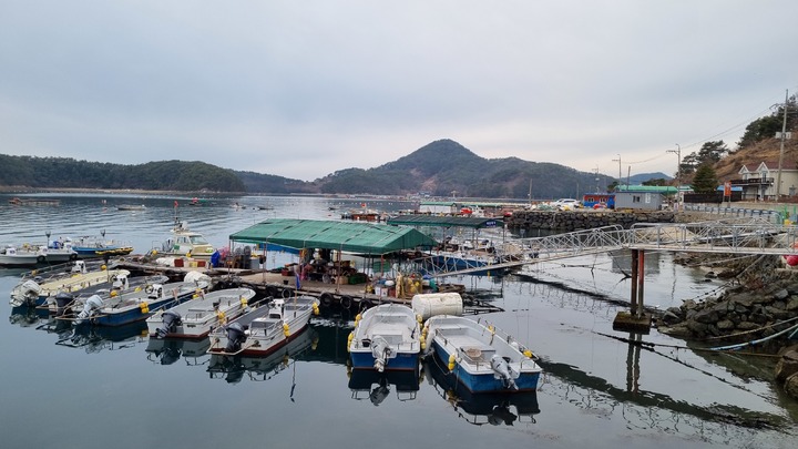 [통영=뉴시스] 신정철 기자= 경남 통영시는 5일 위치 정보가 취약한 해상작업대, 낚시배 대여사업장, 바다공중화장실 등 항·포구 해양 시설물에도 주소부여 사업을 추진한다.(사진=통영시 제공).2023.06.05. photo@newsis.com *재판매 및 DB 금지