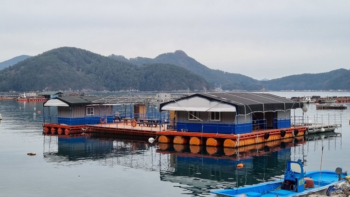 [통영=뉴시스] 신정철 기자= 경남 통영시가 5일 행정안전부에서 주관하는 주소체계 고도화 및 주소기반 혁신 산업 창출을 위한 선도 지방자치단체 공모사업에 선정돼 특별교부세 3000만원을 지원받는다. 시는 이 사업으로 위치 정보가 취약한 해상작업대, 낚시배 대여사업장, 바다공중화장실 등 항·포구 해양 시설물에도 주소부여 사업을 추진한다.(사진=통영시 제공).2023.06.05. photo@newsis.com *재판매 및 DB 금지