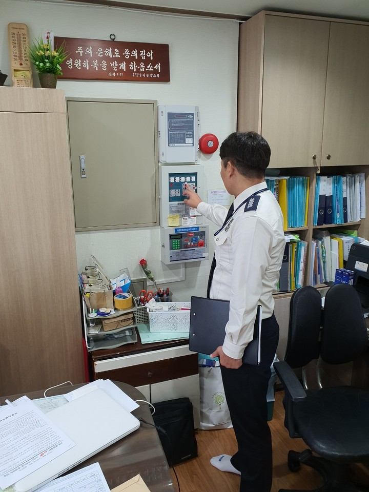 [수원=뉴시스] 경기소방이 자동화재속보설비 오작동을 확인하고 있다. (사진=경기도소방재난본부 제공)2023.6.5. photo@newsis.com *재판매 및 DB 금지