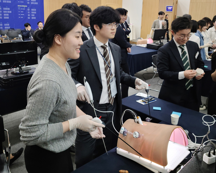 건양대병원이 최근 2023 대한외과학회 춘계학술대회 전공의 술기경연대회에서 단체전 우승, 개인전 준우승을 차지했다.(사진=건양대학교병원 제공) *재판매 및 DB 금지