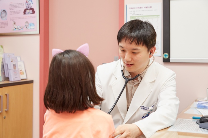 [서울=뉴시스] 6일 의료계에 따르면 아이가 눈 밑 다크서클이 심하다면 알레르기비염이 아닐지 한 번쯤은 의심해 보고 병원을 찾아 알레르기 반응검사를 해 볼 필요가 있다. (사진=중앙대병원 제공) 2023.0606. photo@newsis.com *재판매 및 DB 금지