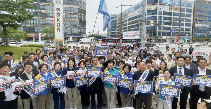 [무안=뉴시스] 더불어민주당 전남도당이 5일 나주 혁신도시 한전KDN 앞에서 후쿠시마 원전 오염수 해양 투기에 대응하기 위한 국민서명운동본부 발대식을 갖고 있다. (사진=전남도당 제공) photo@newsis.com *재판매 및 DB 금지