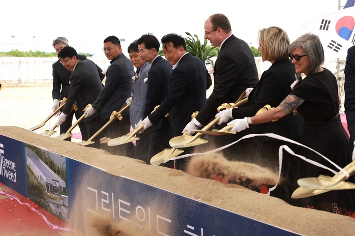 [청주=뉴시스] 안성수 기자 = 5일 미국 외투기업 그린트위드코리아㈜의 첫 번째 한국공장 착공식이 열린 충북 청주시 오창읍 외국인투자지역에서 김영환 충청북도지사, 그린트위드 미국 본사 알론 블락(Allon Bloch) 회장 등 관계자들이 시삽을 하고 있다. (사진=충북도 제공) 2023.6.5. photo@newsis.com *재판매 및 DB 금지