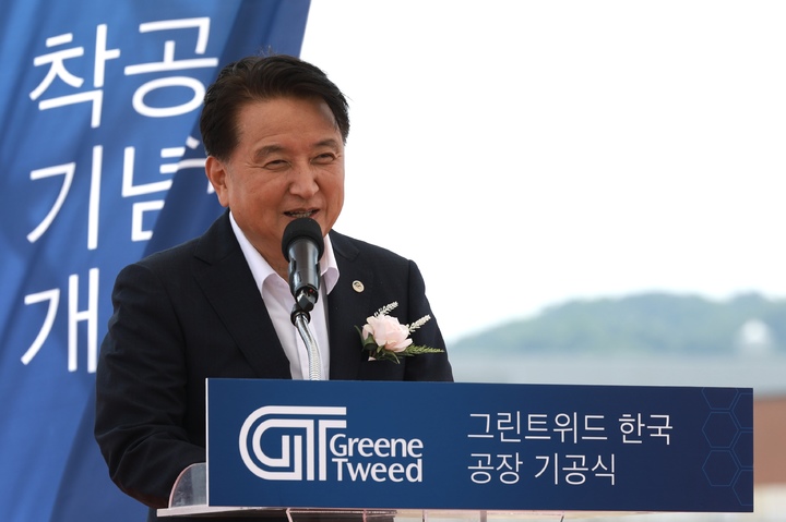 [청주=뉴시스] 안성수 기자 = 5일 미국 외투기업 그린트위드코리아㈜의 첫 번째 한국공장 착공식이 열린 충북 청주시 오창읍 외국인투자지역에서 김영환 충북도지사가 환영사를 하고 있다. (사진=충북도 제공) 2023.6.5. photo@newsis.com&nbsp; *재판매 및 DB 금지