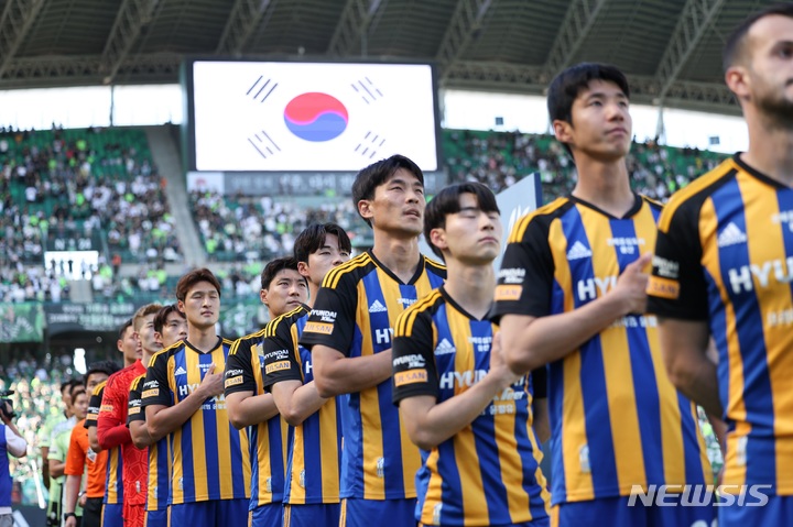 [서울=뉴시스]K리그, 호국보훈의 달 행사. (사진=프로축구연맹 제공)