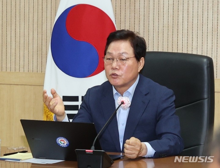 [진주=뉴시스] 홍정명 기자=박완수 경남도지사가 5일 오전 진주시 소재 서부청사에서 실국본부장회의를 주재하고 있다.(사진=경남도 제공) 2023.06.05. photo@newsis.com