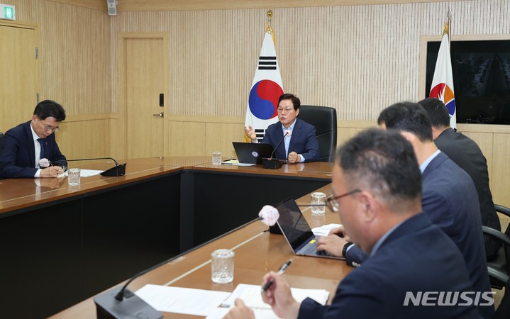 [진주=뉴시스] 홍정명 기자=박완수 경남도지사가 5일 오전 진주시 소재 서부청사에서 실국본부장회의를 주재하고 있다.(사진=경남도 제공) 2023.06.05. photo@newsis.com