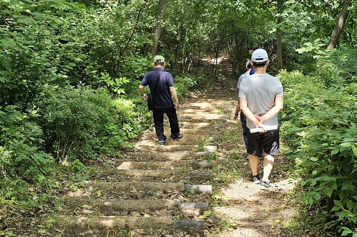 [증평=뉴시스] 강신욱 기자 = 증평향토문화연구회 회원들이 분저재 옛길을 답사하고 있다. 2023.06.05. ksw64@newsis.com *재판매 및 DB 금지