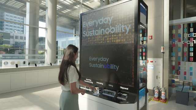 [서울=뉴시스] 삼성전자 직원이 5일 수원사업장에서 친환경 제품 등을 전시한 라운지를 살펴보고 있다. (사진=삼성전자) 2023.06.06. photo@newsis.com&nbsp; *재판매 및 DB 금지