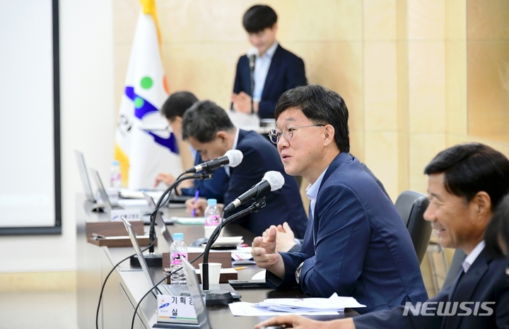 [화성=뉴시스]이민근 안산시장이 안산시청 제1회의실에서 ‘여름철 풍수해 대책회의’를 진행하고 있다.(안산시 제공)