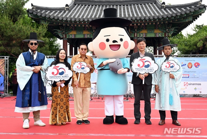 [안산=뉴시스]지난 4일 안산 화량유원지에서 열린 한국-인니 수교 50주년 기념 ‘2023년 인도네시아 페스티벌’에서 이민근 안산시장과 관계자들이 기념촬영을 하고 있다.(안산시 제공)