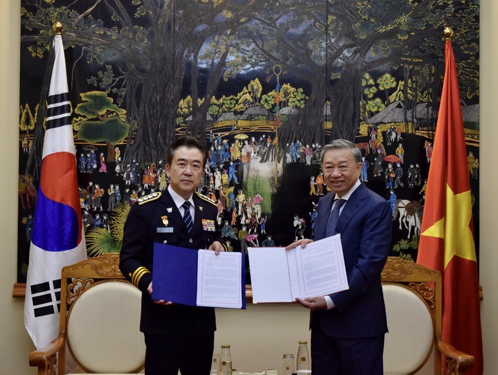 [서울=뉴시스]윤희근 경찰청장이 5일 또 럼 베트남 공안부 장관과 역내 마약유통 차단을 포함한 양 기관의 포괄적·전략적 치안협력방안을 논의하고 협의의사록을 교환하고 있다.(사진=경찰청 제공) *재판매 및 DB 금지