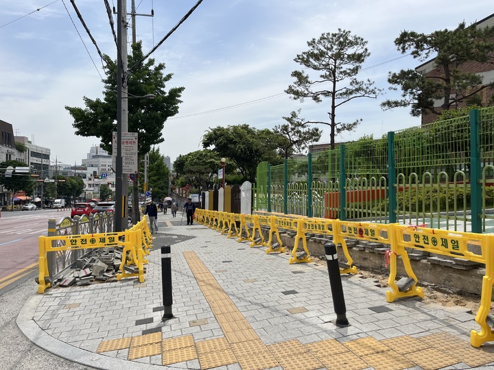 [대구=뉴시스] 대성초등학교 가로변 일대에 조성 중인 '자녀안심 그린숲' (사진=대구시 서구 제공) 2023.06.05. photo@newsis.com *재판매 및 DB 금지