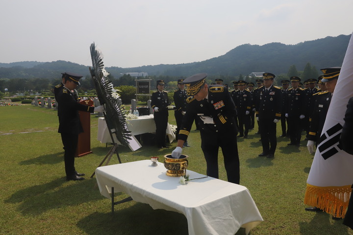 [수원=뉴시스] 경기도소방재난본부가 국립대전현충원을 찾아 순직 소방공무원 추모행사를 열었다. (사진=경기도소방재난본부 제공)2023.6.5. photo@newsis.com *재판매 및 DB 금지