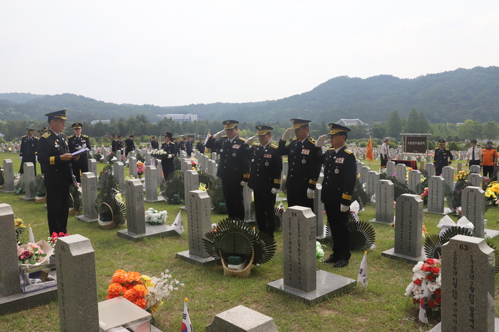 [수원=뉴시스] 경기도소방재난본부가 국립대전현충원을 찾아 순직 소방공무원 추모행사를 열었다. (사진=경기도소방재난본부 제공)2023.6.5. photo@newsis.com *재판매 및 DB 금지
