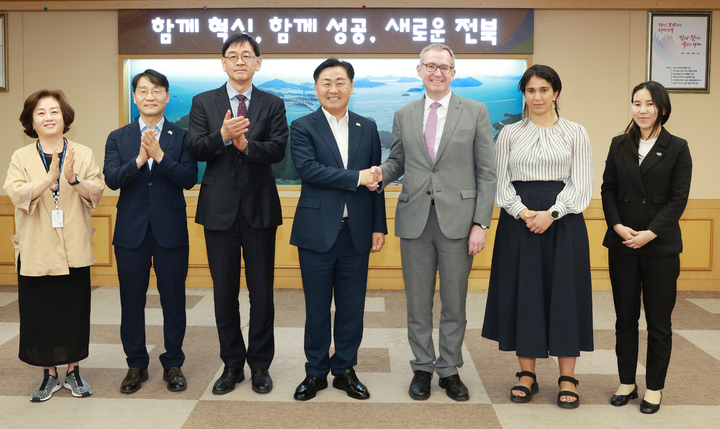 [전주=뉴시스] 김관영 전북지사는 5일 전북도청 회의실에서 전북을 방문한 콜린 크룩스 주한영국대사 등 대사관 관계자들과 오는 8월 개최될 새만금 잼버리 대회와 양 지역 간 포스트-잼버리 청소년·문화·경제분야 등 다양한 교류협력 방안에 대해 논의한 뒤 기념촬영을 하고 있다. 2023.06.05 (사진= 전라북도청 제공)&nbsp; *재판매 및 DB 금지