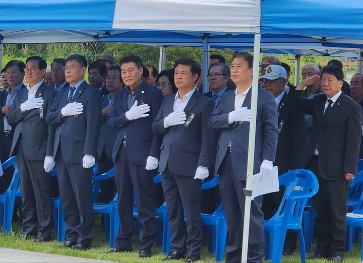 전북 정읍 백정기의사기념관에서 열린 '구파 백정기 의사 순국 89주기 추모식' 앞줄 오른쪽부터 백정기의사기념사업회 회장을 맡고 있는 유성엽 전 국회의원과 이학수 정읍시장, 고경윤 정읍시의회 의장 등이 국민의례를 하고 있다. *재판매 및 DB 금지