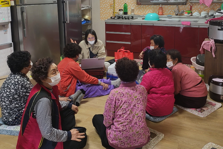 임실군의 결핵 이동검진팀이 마을회관을 방문, 주민들을 대상으로 결핵 예방에 대한 교육을 하고 있다. *재판매 및 DB 금지