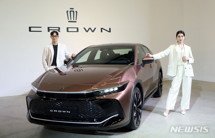 [서울=뉴시스] 김선웅 기자 = 토요타코리아가 5일 서울 강남구 서울옥션 강남센터에서 토요타 플래그십 자동차 '16세대 크라운(CROWN)'의&nbsp; 2.4리터 듀얼 부스트 하이브리드 모델을 공개하고 있다. 2023.06.05. mangusta@newsis.com