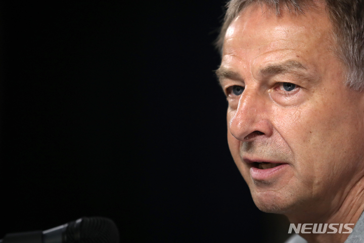 [서울=뉴시스] 조성우 기자 = 위르겐 클린스만 축구 국가대표팀 감독이 5일 오전 서울 종로구 축구회관에서 6월 친선경기 명단 발표 기자회견을 하고 있다. 2023.06.05. xconfind@newsis.com