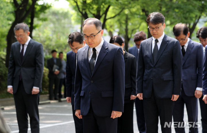 [서울=뉴시스] 김선웅 기자 = 이원석 검찰총장이 현충일을 하루 앞둔 5일 서울 서초구 대검찰청에 마련된 추모공간 '기억의 벽'을 참배하고 있다. '기억의 벽'은 업무 중 사망한 검찰 구성원들의 이름이 비석에 새겨진 추모 조형물이다. 2023.06.05. mangusta@newsis.com