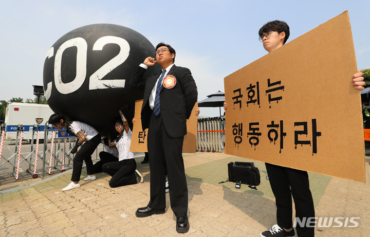 [서울=뉴시스] 이영환 기자 = 그린피스, 빅웨이브, GEYK, 대학생신재생에너지기자단이 5일 오전 서울 여의도 국회 앞에서 기후위기 대응 활동을 촉구하는 퍼포먼스를 하고 있다. 2023.06.05. 20hwan@newsis.com