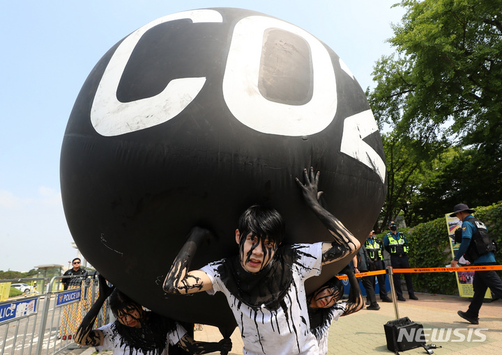 [서울=뉴시스] 이영환 기자 = 그린피스, 빅웨이브, GEYK, 대학생신재생에너지기자단이 5일 오전 서울 여의도 국회 앞에서 기후위기 대응 활동을 촉구하는 퍼포먼스를 하고 있다. 2023.06.05. 20hwan@newsis.com