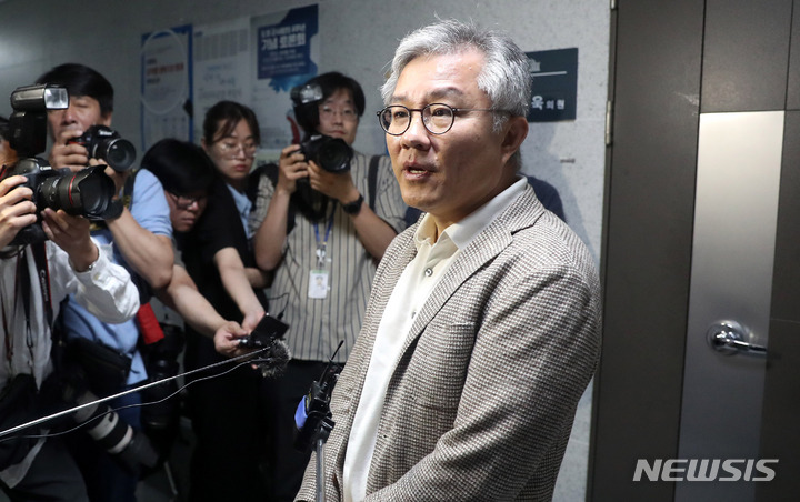 [서울=뉴시스] 추상철 기자 = 최강욱 더불어민주당 의원이 5일 오전 서울 여의도 국회의원회관 의원실로 들어서며 취재진의 질문에 답변하고 있다. 2023.06.05. scchoo@newsis.com